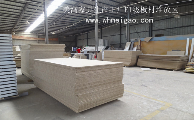 [選料]美高家具采用的基材是E1級(jí)板材，達(dá)到國家環(huán)保標(biāo)準(zhǔn)。