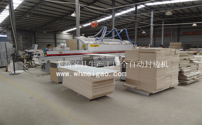 [封邊]<a href='http://www.qdrxzc.com' class='keys' title='點(diǎn)擊查看關(guān)于美高家具的相關(guān)信息' target='_blank'>美高家具</a>采用的是進(jìn)口全自動(dòng)封邊機(jī)， 封邊修邊完美